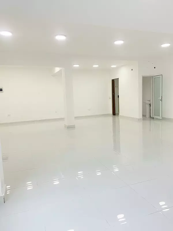 oficinas y locales comerciales - Local céntrico en Primer nivel  5