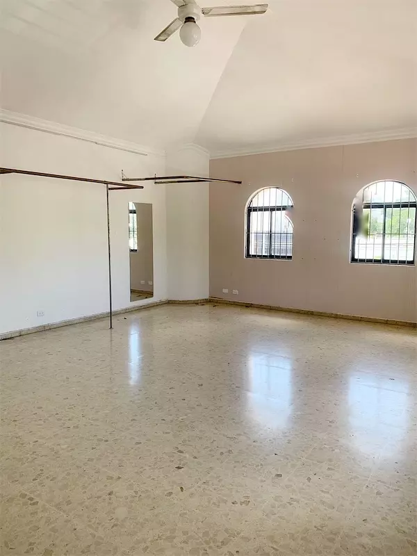oficinas y locales comerciales - Propiedad amplia y céntrica 3