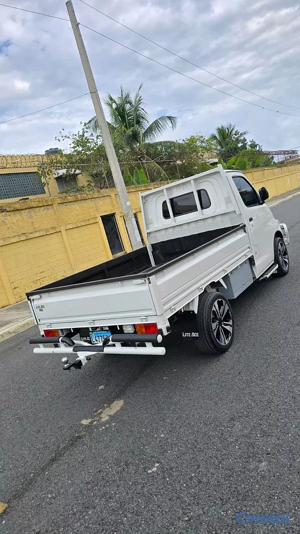jeepetas y camionetas - toyota lite ace 2023 
6,000 klm version delta comercial no es guía cambiado 10