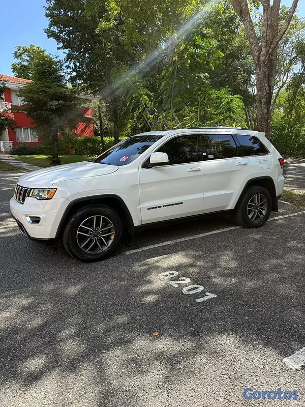 jeepetas y camionetas - Jeep grand Cherokee Laredo 2020 negociable  8