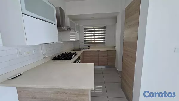 apartamentos - alquiló piantini piso 8 tres habitaciones con su baño family dos parqueos balcón 2