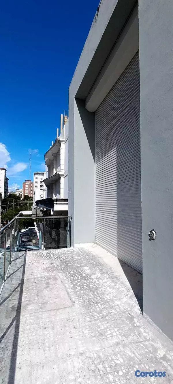 oficinas y locales comerciales - Piantini, AMPLIO local de 250mts en 3er nivel  5