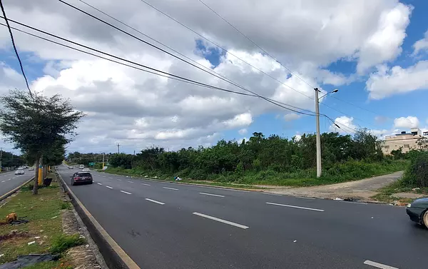 solares y terrenos - Solar comercial 5,200 metros, C. Goulle, Corales 4