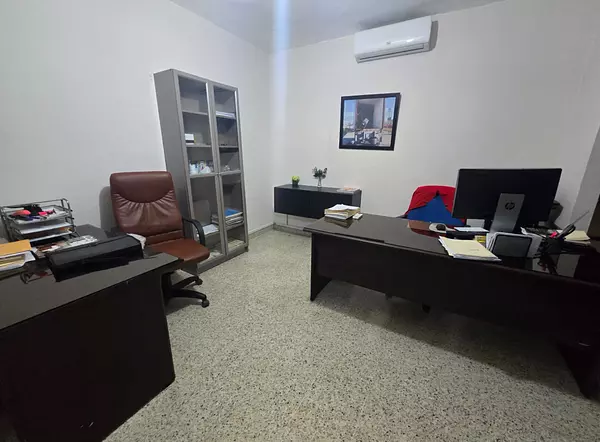 oficinas y locales comerciales - Venta propiedad comercial con almacen 6