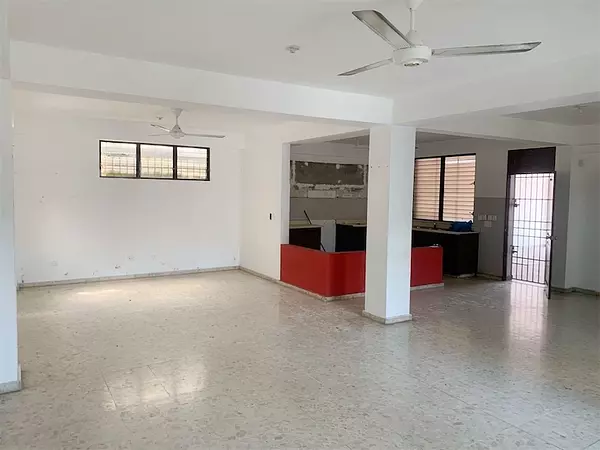 oficinas y locales comerciales - Propiedad amplia y céntrica 5