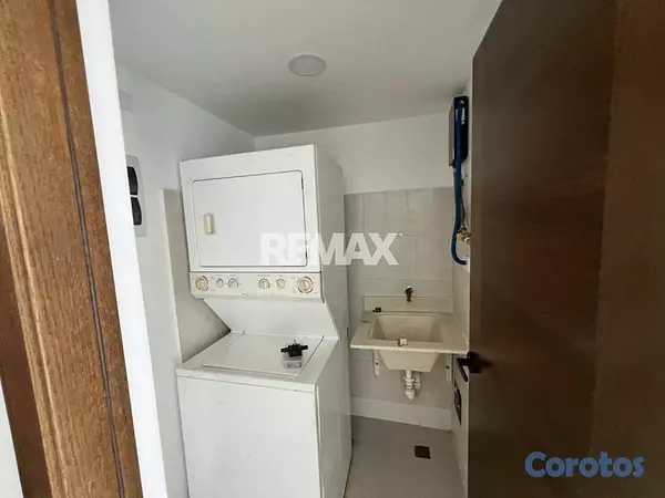 apartamentos - Apartamento en Alquiler con Línea Blanca en Evaristo Morales 1H, 1.5B, 2P 4