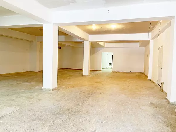 oficinas y locales comerciales - Alquiler local amplio primer nivel  8