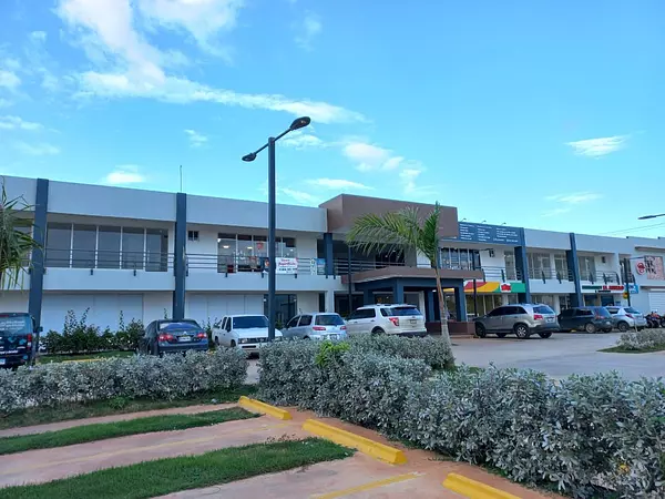 oficinas y locales comerciales - Alquilo local en plaza comercial en Las Americas 8