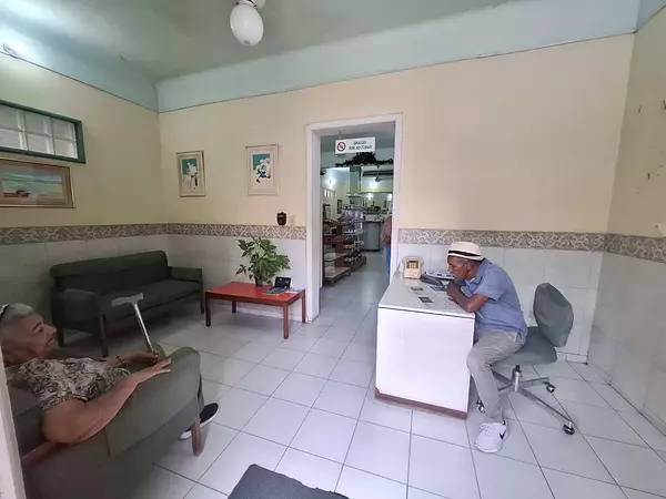 casas - Casa y local comercial en Zona Universitaria  7