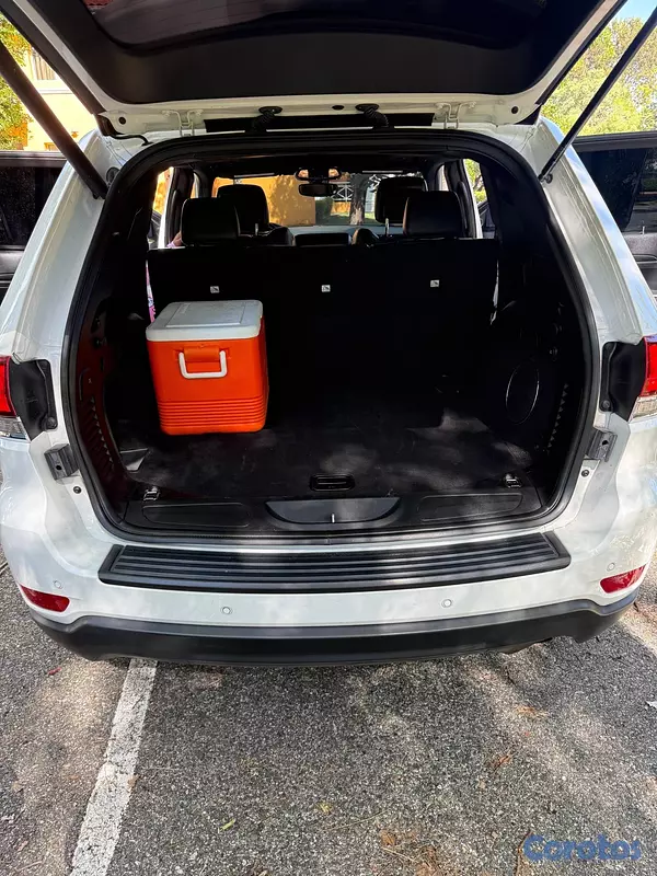jeepetas y camionetas - Jeep grand Cherokee Laredo 2020 negociable  9