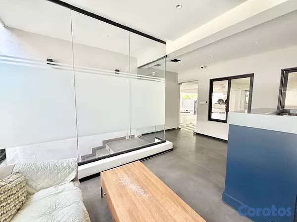 apartamentos - vendo en el millón tres habitaciones con baño balcón dos parqueos paralelos serv 12