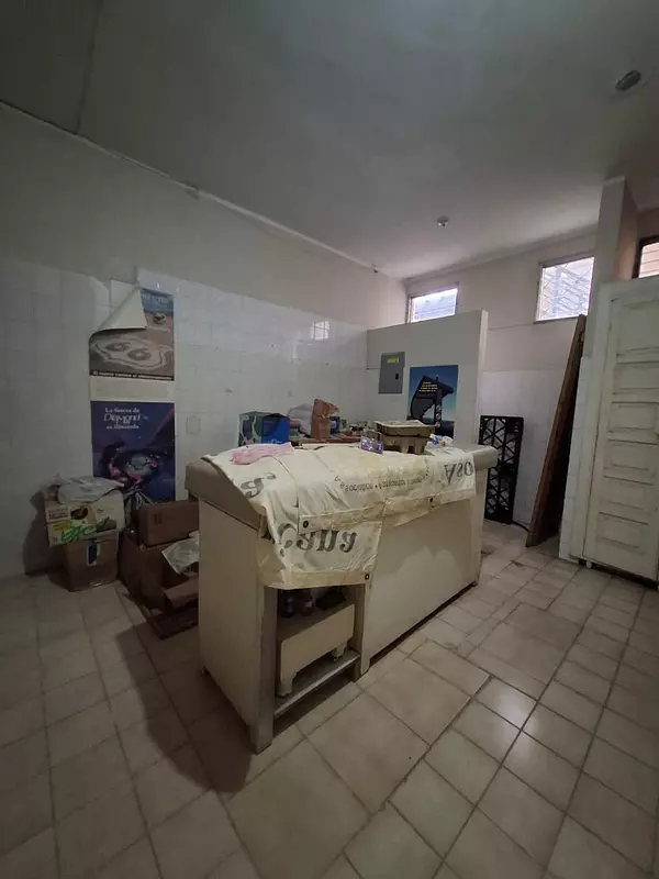 casas - Casa y local comercial en Zona Universitaria  8