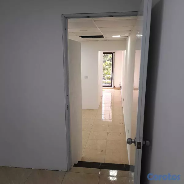 oficinas y locales comerciales - Local Comercial AV Romulo Betancourt 16