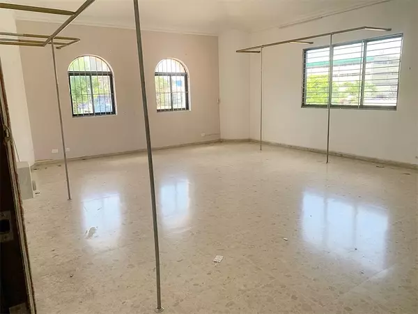 oficinas y locales comerciales - Propiedad amplia y céntrica 7