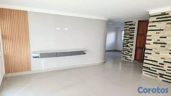apartamentos - Apartamento en 1er nivel de 3 hab. Con balcón, 2 parqueos y área de servicio 3