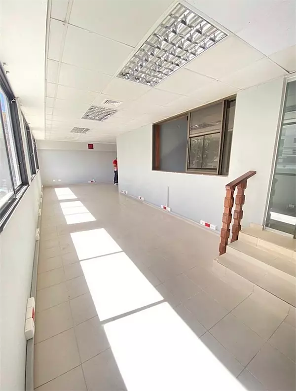 oficinas y locales comerciales - Local amplio dos niveles 9