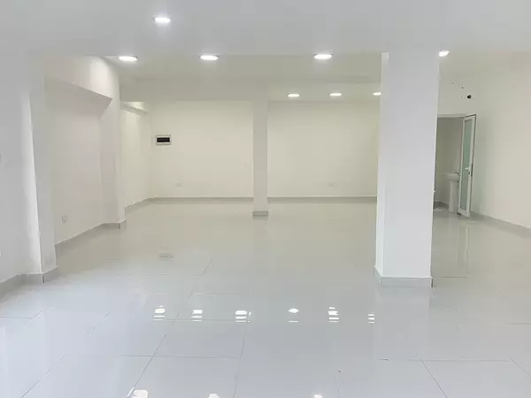 oficinas y locales comerciales - Local céntrico en Primer nivel  6