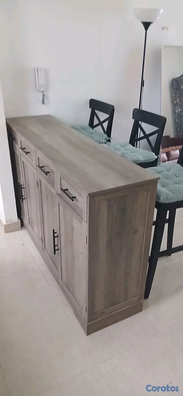 muebles y colchones - Credenza de 4 puertas y 4 gavetas 
3 sillas desayunandor de ikea  3