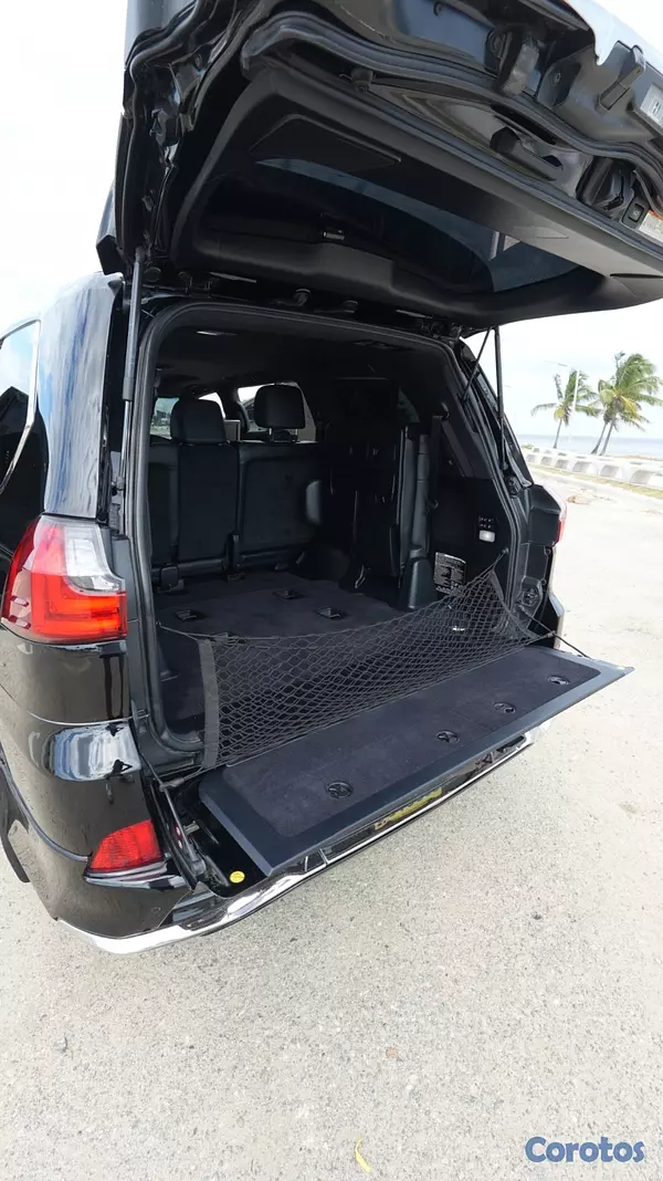 jeepetas y camionetas - Lexus LX 570 2016 135,000km en excelentes condicio 12