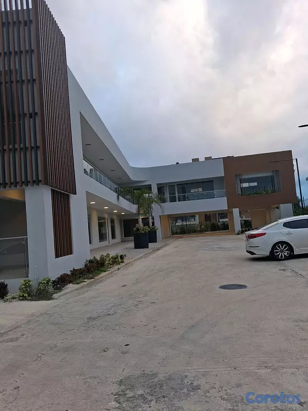 oficinas y locales comerciales - Rento local en comercial nuevo,  en plaza 4