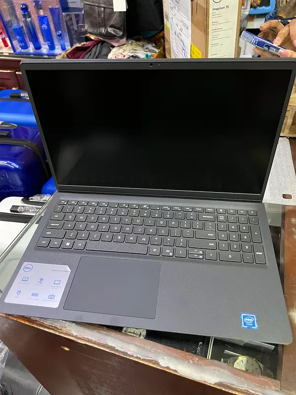 computadoras y laptops - Laptop 15.6” DELL Inspiron 15. Model 3510. Nueva en caja. 4GB Memory, 128GB SSD. 1