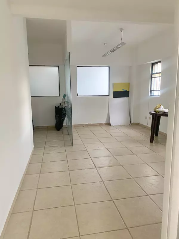 oficinas y locales comerciales - Local céntrico y amplio  2