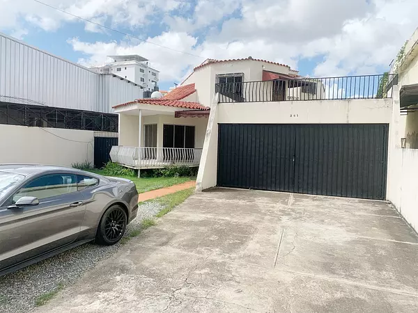 oficinas y locales comerciales - Amplia casa comercial en el Quisqueya 5