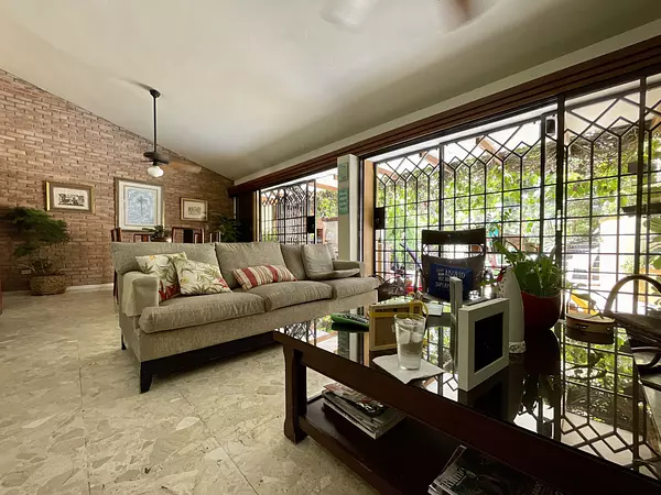 casas - Casa en Venta en Los Ríos, Grandes Espacios, patio y Jardín 3