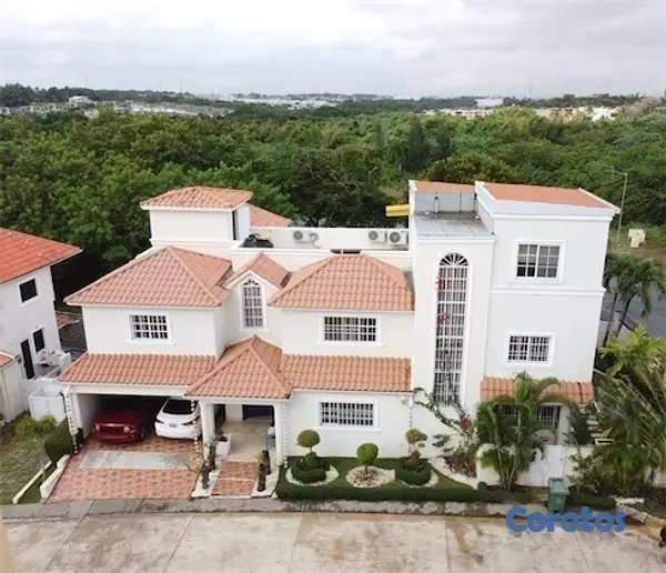 casas - Vendo Casa de 3 niveles en Arroyo Hondo III
420 metros de terreno Santo Domingo  1