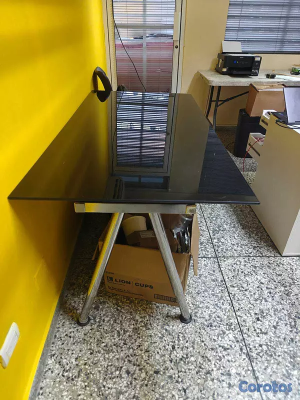 articulos de oficina - Vendo escritorio con tope de vidrio negro y sillas 2
