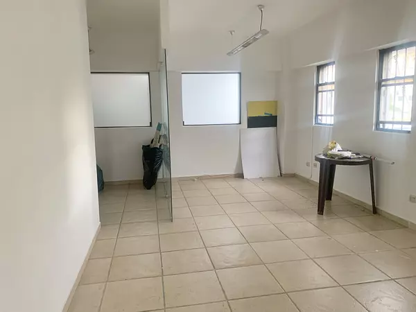oficinas y locales comerciales - Local céntrico y amplio  3