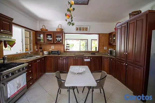 casas vacacionales y villas - Espaciosa villa de estilo clásico distribuida en dos niveles. 3