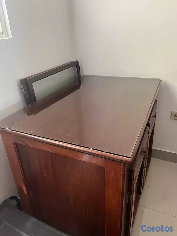 muebles y colchones - Mesa Auxiliar en Caoba, tipo gabinete, tope de cristal y ruedas 63x97x75 cm 4