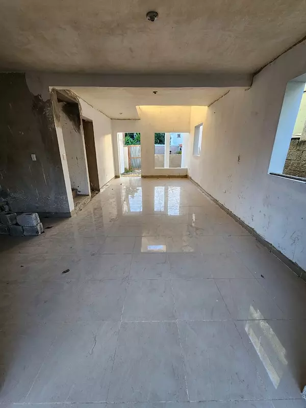 casas - Casa mejora de 2 niveles, con piso, falta Terminacion, Aut. San Isidro 1