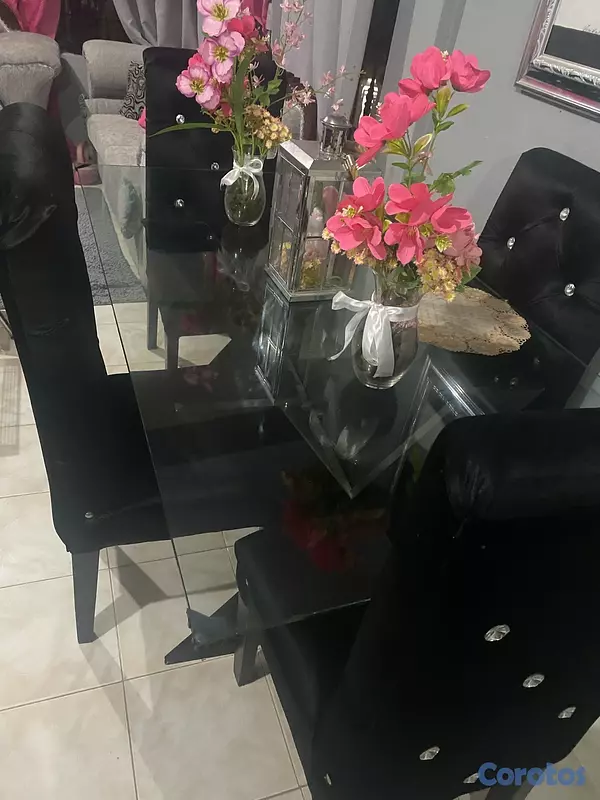 muebles y colchones - mueble y mesa de comedor Con las 4 sillas forradas en tela  4