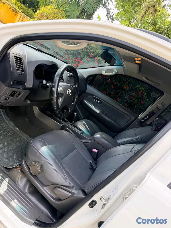 jeepetas y camionetas - Toyota hilux 2013 11