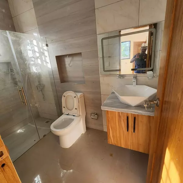 casas - Amplia Vivienda Recien Construida en Ave. 27 de Febrero  6