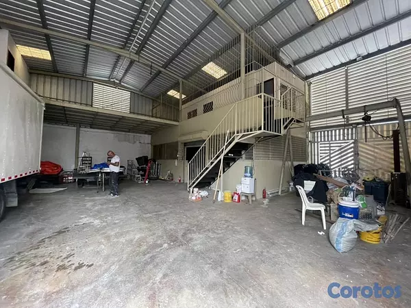 oficinas y locales comerciales - Almacén céntrico en Urb Fernández  4