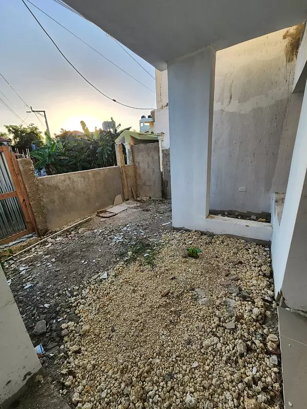 casas - Casa mejora de 2 niveles, con piso, falta Terminacion, Aut. San Isidro 2