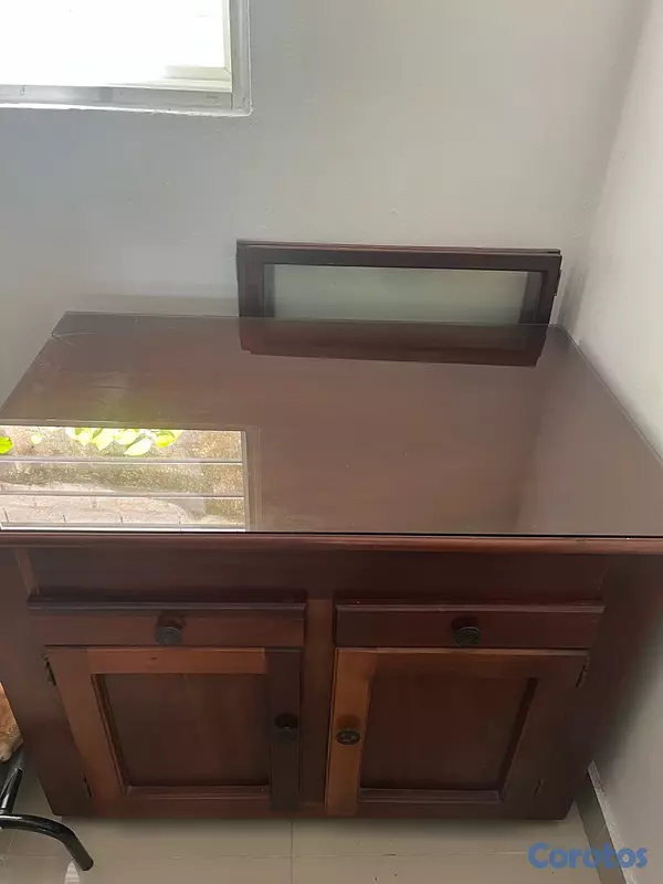 muebles y colchones - Mesa Auxiliar en Caoba, tipo gabinete, tope de cristal y ruedas 63x97x75 cm 2