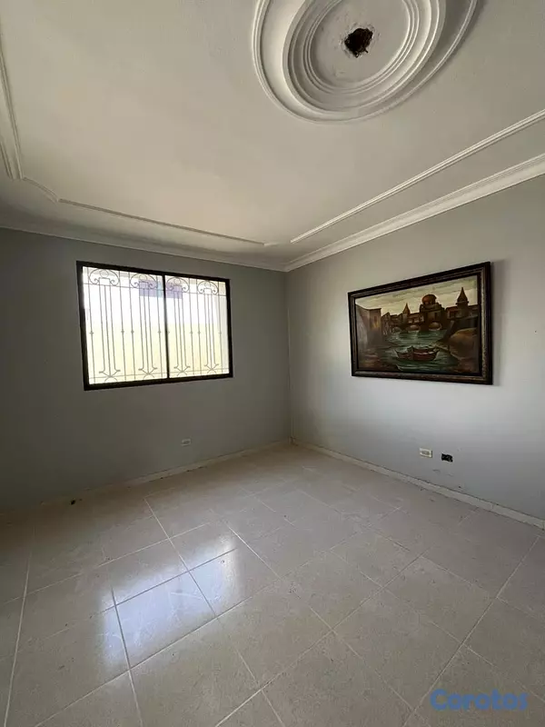 casas - Amplia casa de 5 habitaciones en calle principal d 15