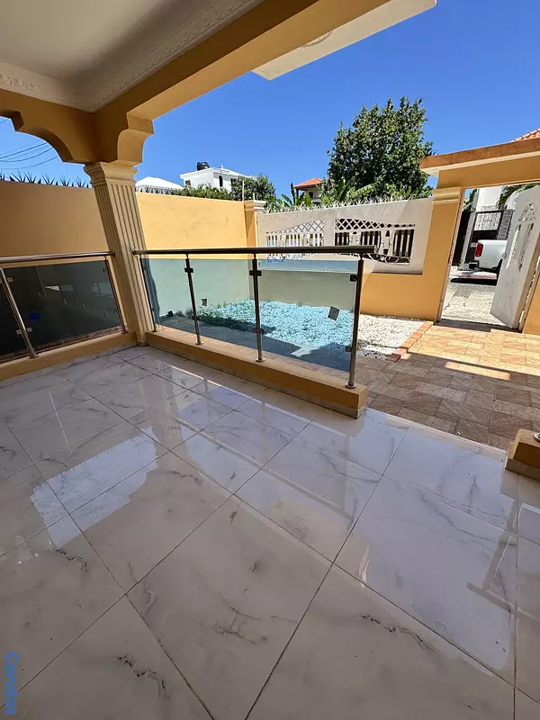 casas - venta de casa en la autopista de san isidro prado oriental con  370mts y 4 hab 2