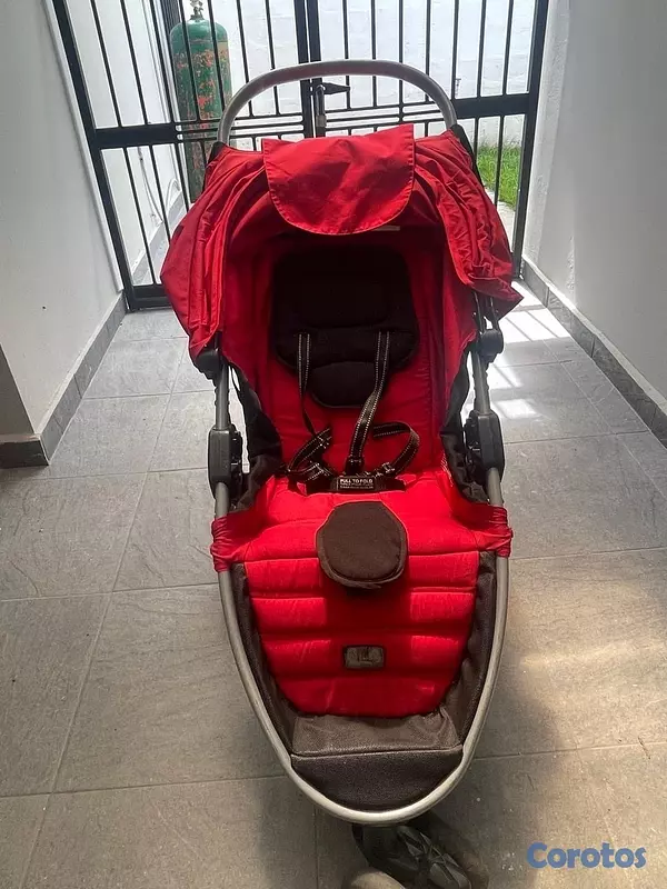 coches y sillas - coche de bebe color rojo + carseat negro, marca britax
edad: 2-7 años 2