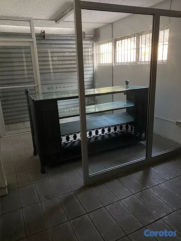 oficinas y locales comerciales - Local de 200m2 ensanche Julieta primer piso 5