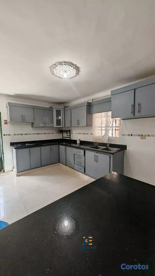 casas - Se vende amplia casa DE ESQUINA en la Entrada del  5