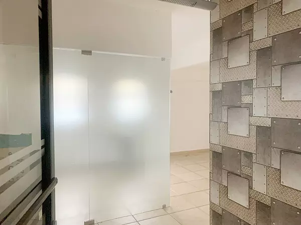 oficinas y locales comerciales - Local céntrico y amplio  6