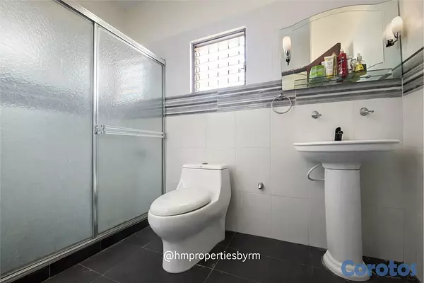 casas - Venta de Amplia Casa de 2 niveles en Miramar – Av. Independencia 11