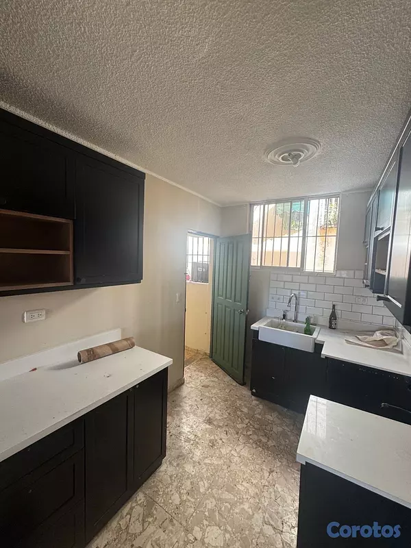 apartamentos - alquiló cacicazgo misma enrriquillo tres habitaciones dos baños parqueo servicio 4