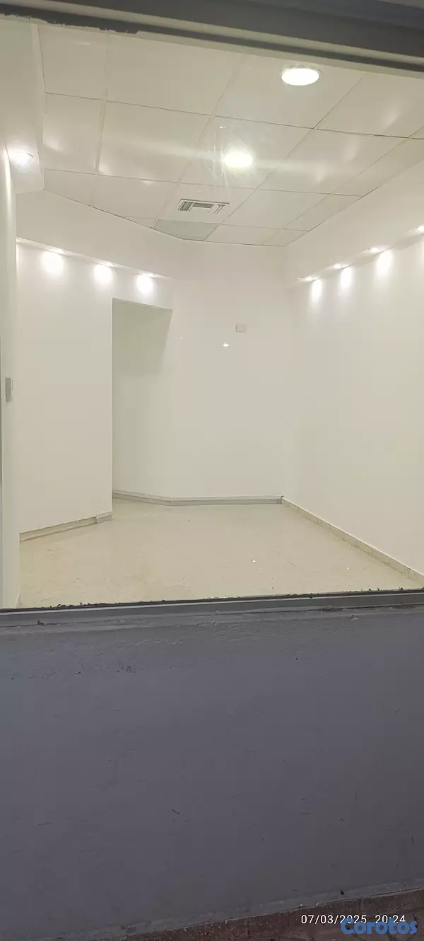 oficinas y locales comerciales - Local amplio ideal bar, estética centro llamadas, puedes quitar las divisiones  3