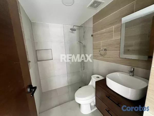 apartamentos - Apartamento en Alquiler con Línea Blanca en Evaristo Morales 1H, 1.5B, 2P 7